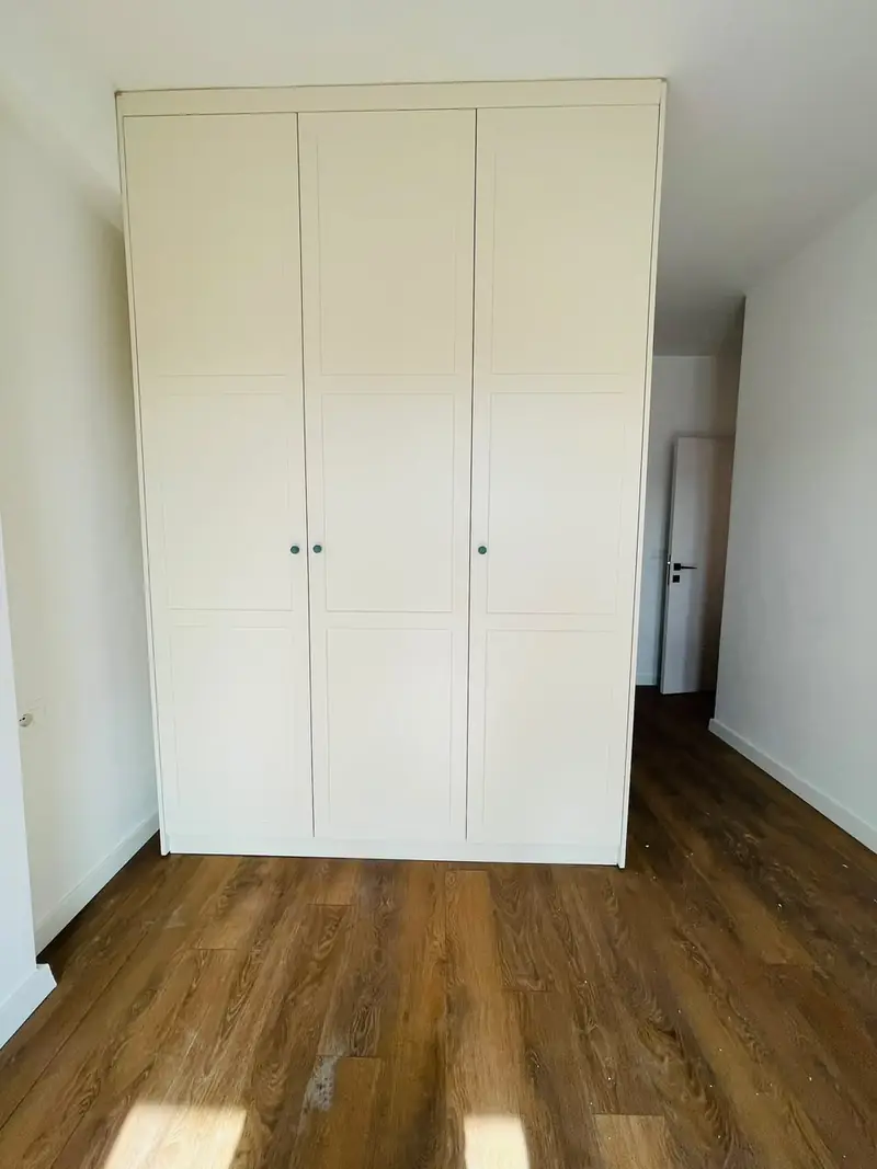 Dollap krem klasik me tavolinë pune