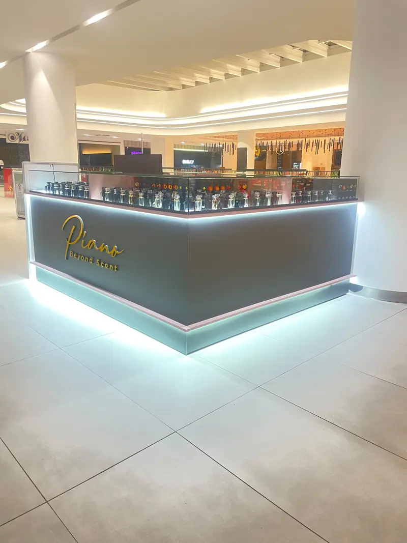 Kiosk Piano me ndriçim LED