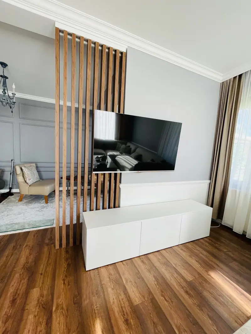 Ndarëse me lamela lisi dhe mur TV